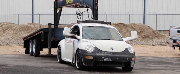 Watch an 1998 VW Beetle TDI Pull a Gooseneck Trailer With Its Roof