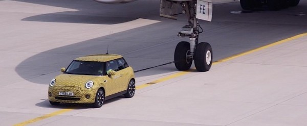 Electric 2020 MINI Cooper SE Flexes Muscles and Tows a Boeing 777F Down a Runway