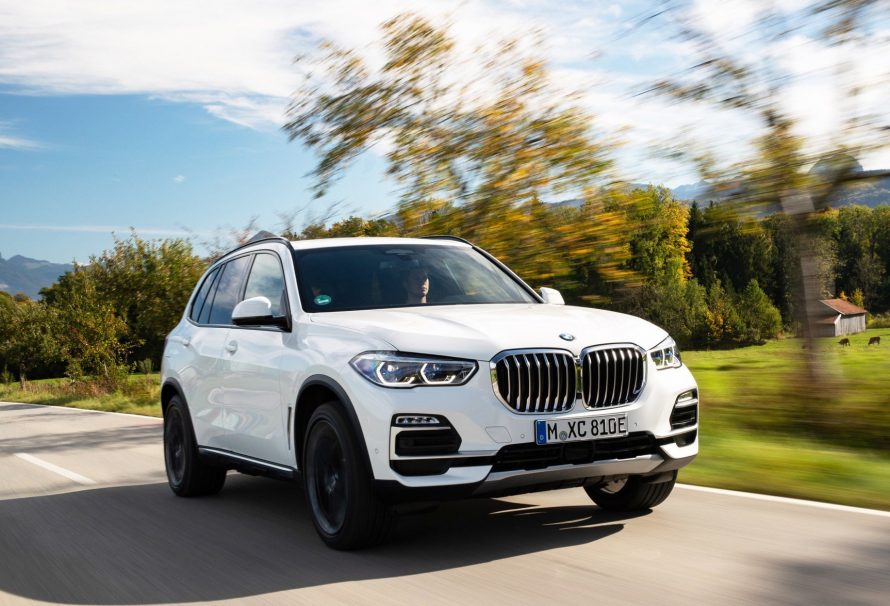 2021 BMW X5 xDrive45e Plug-In Hybrid Has 30 Miles of Electric-Only Range