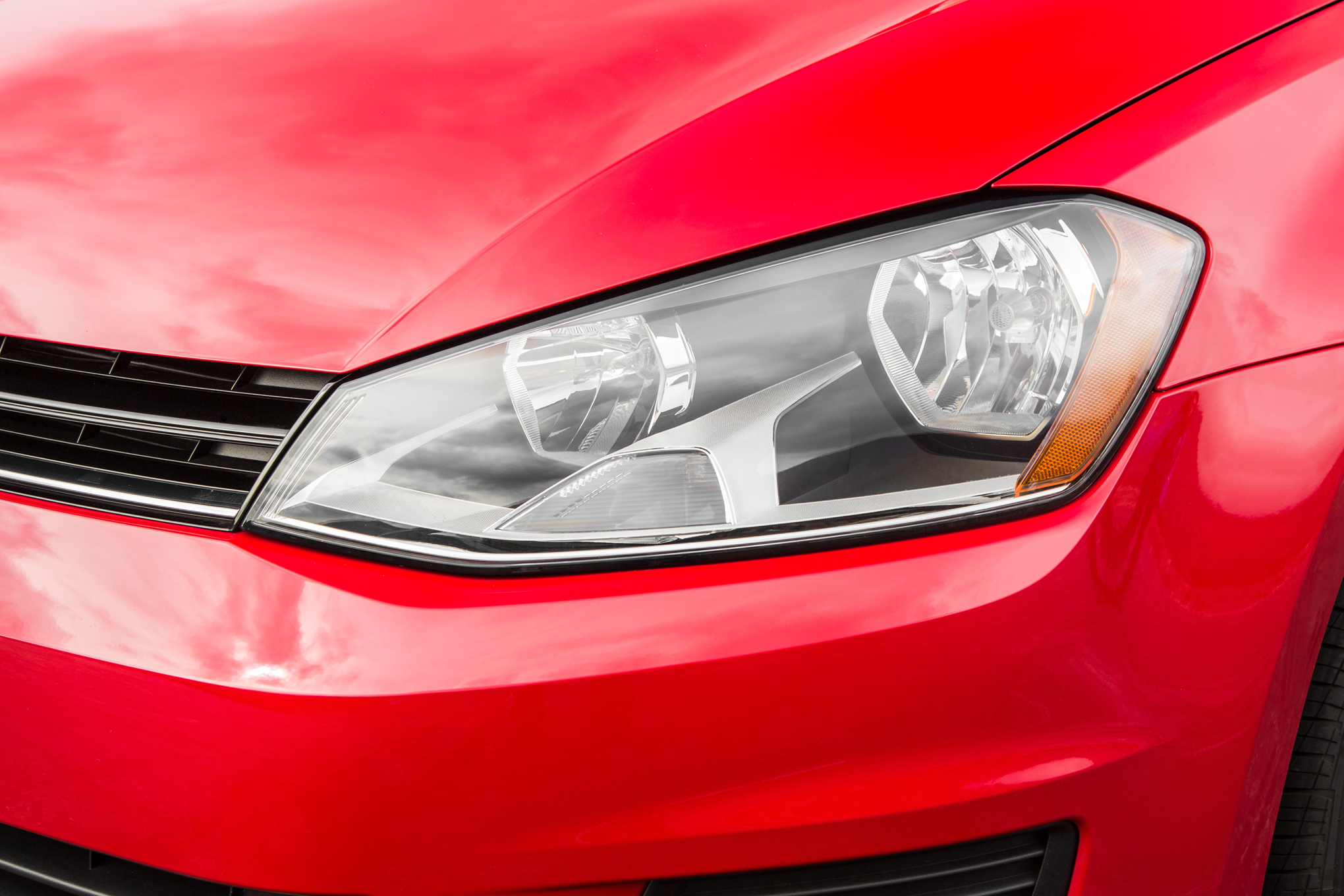 2016 Volkswagen Golf Sportwagen headlamp 02