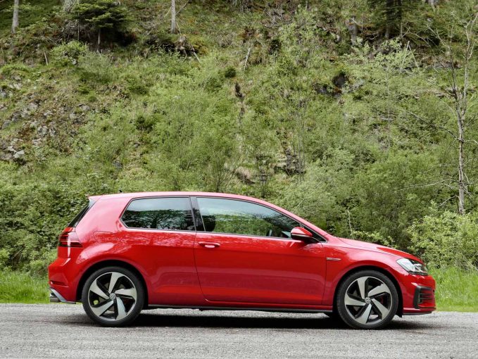 2018 Volkswagen GTI vs Golf R: Which Hot Hatch Should You Buy?