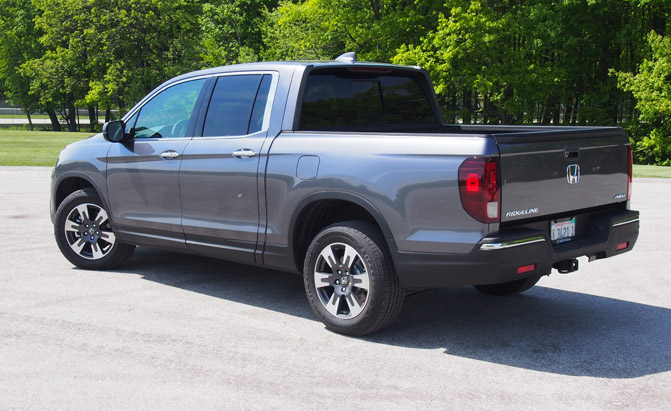 Quick Comparison: 2017 Honda Ridgeline vs Toyota Tacoma